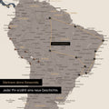 Detail einer Weltkarte als Pinn-Leinwand in Multicolor Matt zeigt eine mit Pins abgesteckte Reiseroute in Südamerika durch die Länder Brasilien, Peru und Ecuador