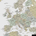 Ein detaillierter Ausschnitt einer Weltkarte-Pinnwand in der Farbe Multicolor Sage zeigt einen Ausschnitt von Europa mit allen Ländern und Hauptstädten.