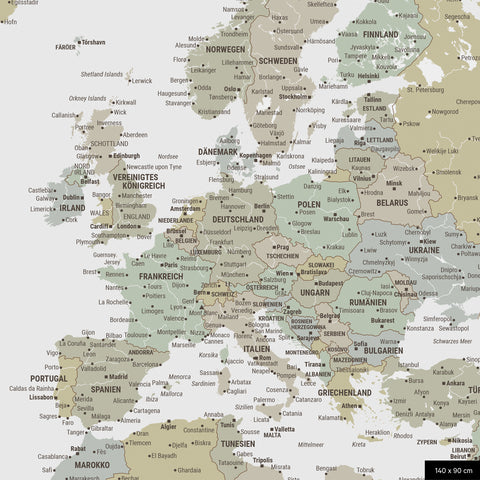 Ein detaillierter Ausschnitt einer Weltkarte-Pinnwand in der Farbe Multicolor Sage zeigt einen Ausschnitt von Europa mit allen Ländern und Hauptstädten.