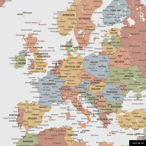Ein detaillierter Ausschnitt einer Weltkarte-Pinnwand in der Farbe Multicolor Sienna zeigt einen Ausschnitt von Europa mit allen Ländern und Hauptstädten.