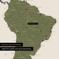 Detail einer Weltkarte als Pinn-Leinwand in Multicolor Vivid zeigt eine mit Pins abgesteckte Reiseroute in Südamerika durch die Länder Brasilien, Peru und Ecuador
