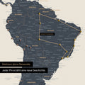 Detail einer Weltkarte als Pinn-Leinwand in Navy Light zeigt eine mit Pins abgesteckte Reiseroute in Südamerika durch die Länder Brasilien, Peru und Ecuador