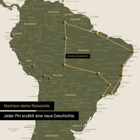 Detail einer Weltkarte als Pinn-Leinwand in Olive Green zeigt eine mit Pins abgesteckte Reiseroute in Südamerika durch die Länder Brasilien, Peru und Ecuador