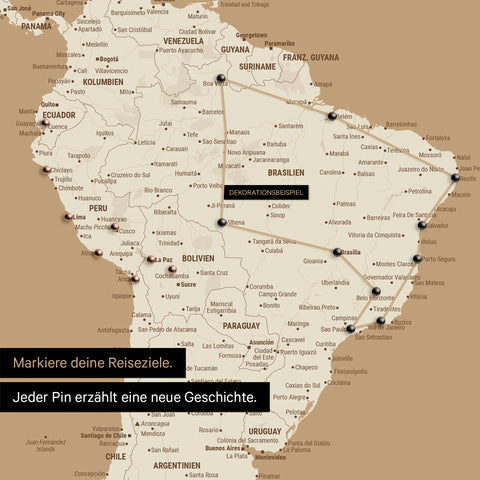Detail einer Weltkarte als Pinn-Leinwand in Treasure Gold zeigt eine mit Pins abgesteckte Reiseroute in Südamerika durch die Länder Brasilien, Peru und Ecuador
