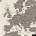 Ein detaillierter Ausschnitt einer Weltkarte-Pinnwand in der Farbe Warmgray zeigt einen Ausschnitt von Europa mit allen Ländern und Hauptstädten.