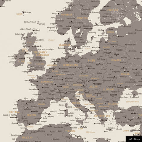 Ein detaillierter Ausschnitt einer Weltkarte-Pinnwand in der Farbe Warmgray zeigt einen Ausschnitt von Europa mit allen Ländern und Hauptstädten.