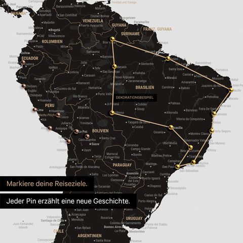Detail einer Weltkarte als Pinn-Leinwand in Weiß-Schwarz zeigt eine mit Pins abgesteckte Reiseroute in Südamerika durch die Länder Brasilien, Peru und Ecuador
