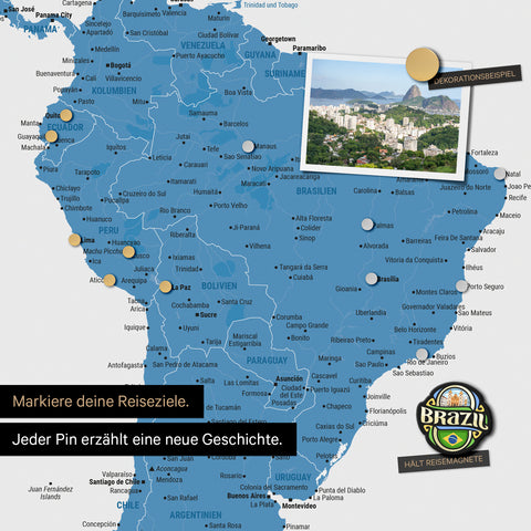 Detail einer magnetischen Weltkarte als Magnettafel in Blau zeigt Südamerika mit einem angepinnten Foto sowie Reise- und Urlaubsmagnete
