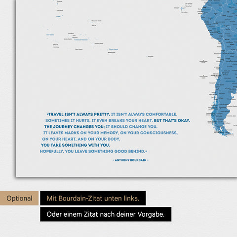 Magnetische Weltkarte in Blau mit eingedrucktem Zitat von Anthony Bourdain