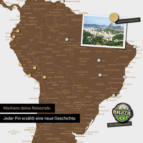 Detail einer magnetischen Weltkarte als Magnettafel in Braun zeigt Südamerika mit einem angepinnten Foto sowie Reise- und Urlaubsmagnete