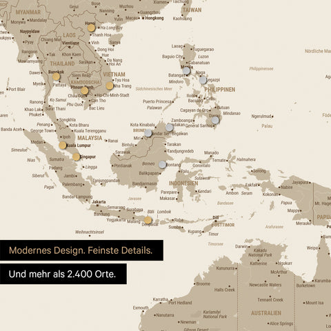 Ausschnitt einer magnetischen Weltkarte in Desert Sand (Beige) zeigt Karte von Asien, auf der Magnete Reiseziele markieren