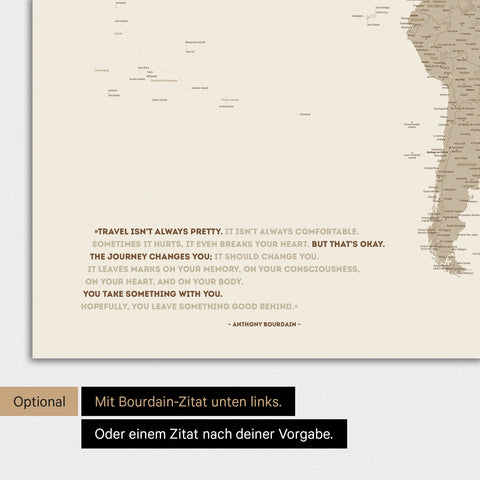 Magnetische Weltkarte in Desert Sand (Beige) mit eingedrucktem Zitat von Anthony Bourdain
