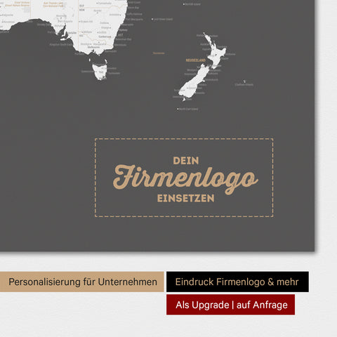 Weltkarte als Magnettafel in Dunkelgrau mit Eindruck eines Firmenlogos