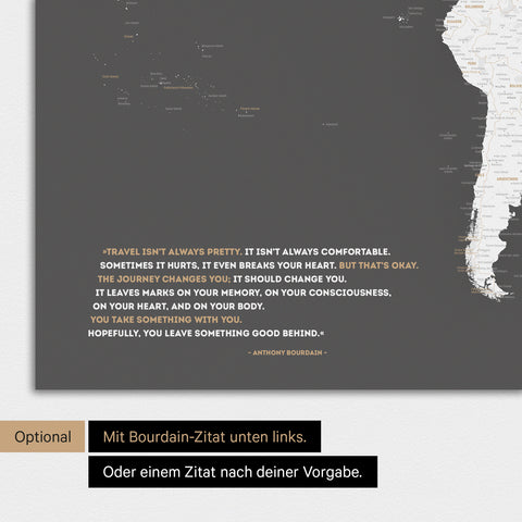 Magnetische Weltkarte in Dunkelgrau mit eingedrucktem Zitat von Anthony Bourdain