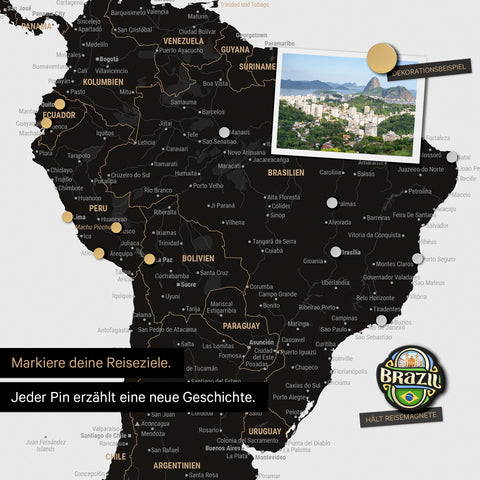 Detail einer magnetischen Weltkarte als Magnettafel in Weiß-Schwarz zeigt Südamerika mit einem angepinnten Foto sowie Reise- und Urlaubsmagnete