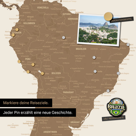 Detail einer magnetischen Weltkarte als Magnettafel in Multicolor Braun zeigt Südamerika mit einem angepinnten Foto sowie Reise- und Urlaubsmagnete