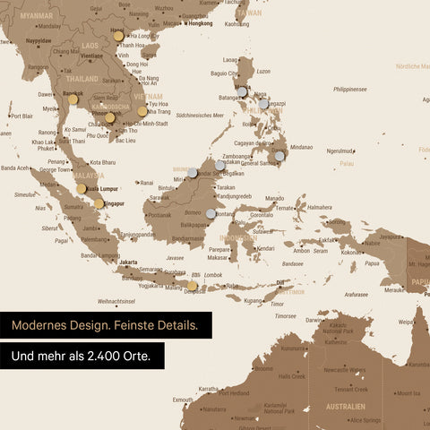 Ausschnitt einer magnetischen Weltkarte in Multicolor Braun zeigt Karte von Asien, auf der Magnete Reiseziele markieren