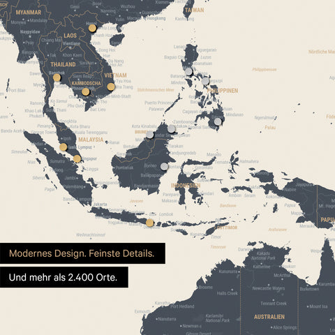 Ausschnitt einer magnetischen Weltkarte in Navy Light zeigt Karte von Asien, auf der Magnete Reiseziele markieren