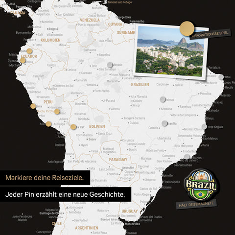 Detail einer magnetischen Weltkarte als Magnettafel in Schwarz-Weiß zeigt Südamerika mit einem angepinnten Foto sowie Reise- und Urlaubsmagnete