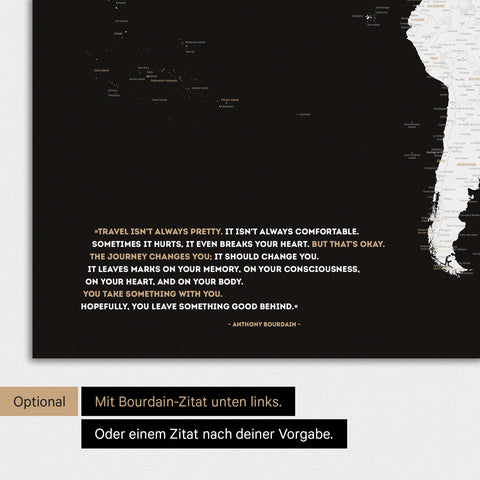 Magnetische Weltkarte in Schwarz-Weiss mit eingedrucktem Zitat von Anthony Bourdain
