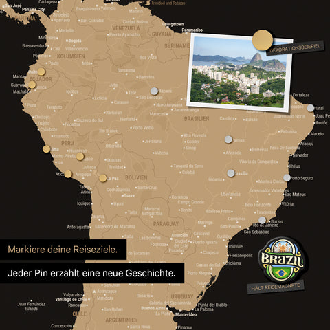 Detail einer magnetischen Weltkarte als Magnettafel in Sonar Black (Schwarz-Gold) zeigt Südamerika mit einem angepinnten Foto sowie Reise- und Urlaubsmagnete