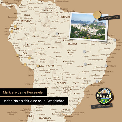 Detail einer magnetischen Weltkarte als Magnettafel in Treasure Gold zeigt Südamerika mit einem angepinnten Foto sowie Reise- und Urlaubsmagnete