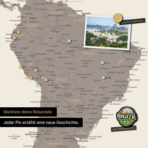 Detail einer magnetischen Weltkarte als Magnettafel in Warmgray (Braun-Grau) zeigt Südamerika mit einem angepinnten Foto sowie Reise- und Urlaubsmagnete