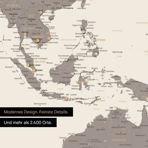 Ausschnitt einer magnetischen Weltkarte in Warmgray (Braun-Grau) zeigt Karte von Asien, auf der Magnete Reiseziele markieren