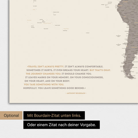 Magnetische Weltkarte in Warmgray (Braun-Grau) mit eingedrucktem Zitat von Anthony Bourdain