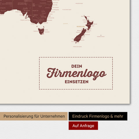 Weltkarte als magnetisches Poster in Bordeaux Rot mit Eindruck eines Firmenlogos
