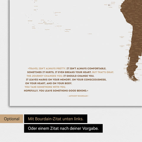 Magnetische Weltkarte in Braun mit eingedrucktem Zitat von Anthony Bourdain, das mit einer Personalisierung gegen ein anderes Zitat ersetzt werden kann