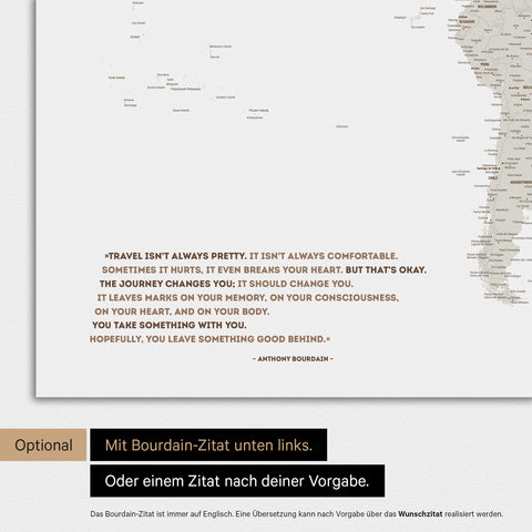 Magnetische Weltkarte in Multicolor Light mit eingedrucktem Zitat von Anthony Bourdain, das mit einer Personalisierung gegen ein anderes Zitat ersetzt werden kann