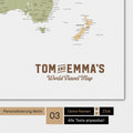 Magnetische Weltkarte in Multicolor Sienna mit Personalisierung als Logo im Vintage-Look