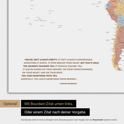Magnetische Weltkarte in Multicolor Sienna mit eingedrucktem Zitat von Anthony Bourdain, das mit einer Personalisierung gegen ein anderes Zitat ersetzt werden kann