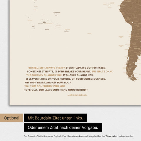 Weltkarte in Farbe Multicolor Braun mit eingedrucktem Zitat von Anthony Bourdain, das bei einer Personalisierung gegen ein beliebiges anderes Zitat ersetzt werden kann