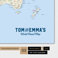 Weltkarte in Farbe Multicolor Classic mit einem Vintage-Logo als moderne Personalisierung