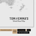 Weltkarte in Farbe Multicolor Gray mit einem Vintage-Logo als moderne Personalisierung
