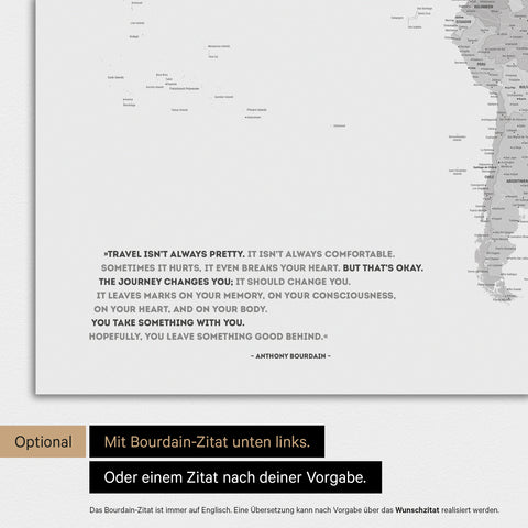 Weltkarte in Farbe Multicolor Gray mit eingedrucktem Zitat von Anthony Bourdain, das bei einer Personalisierung gegen ein beliebiges anderes Zitat ersetzt werden kann