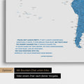Weltkarte in Blau mit eingedrucktem Zitat von Anthony Bourdain, das bei einer Personalisierung gegen ein beliebiges anderes Zitat ersetzt werden kann