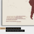 Weltkarte in Bordeaux Rot mit eingedrucktem Zitat von Anthony Bourdain, das bei einer Personalisierung gegen ein beliebiges anderes Zitat ersetzt werden kann