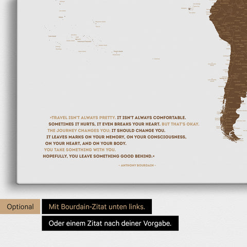Weltkarte in Braun mit eingedrucktem Zitat von Anthony Bourdain, das bei einer Personalisierung gegen ein beliebiges anderes Zitat ersetzt werden kann