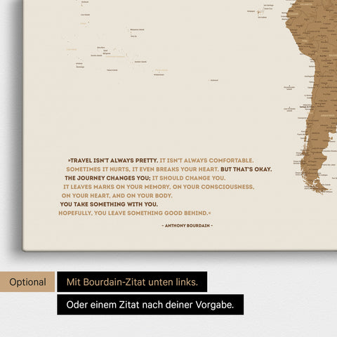 Weltkarte in Bronze mit eingedrucktem Zitat von Anthony Bourdain, das bei einer Personalisierung gegen ein beliebiges anderes Zitat ersetzt werden kann