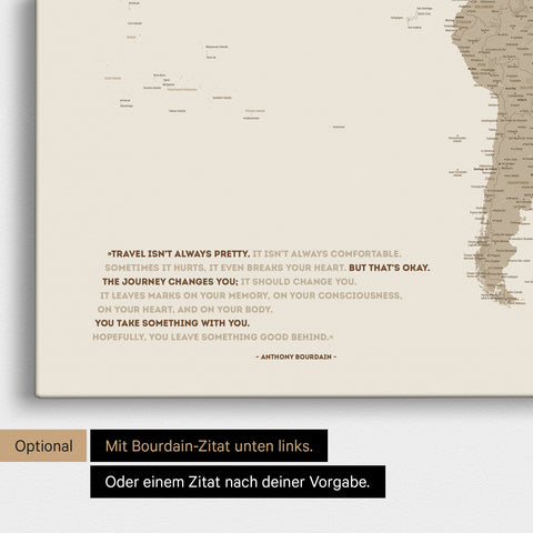 Weltkarte in Desert Sand mit eingedrucktem Zitat von Anthony Bourdain, das bei einer Personalisierung gegen ein beliebiges anderes Zitat ersetzt werden kann