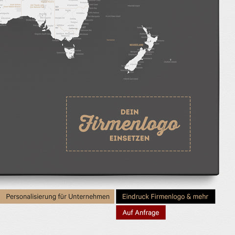 Weltkarte als Pinn-Leinwand in Dunkelgrau mit Eindruck eines Firmenlogos