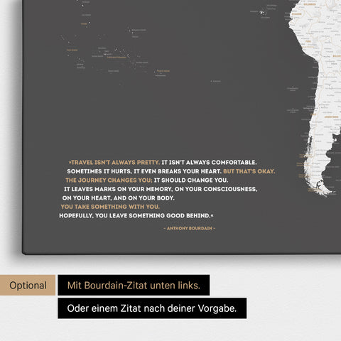 Weltkarte in Dunkelgrau mit eingedrucktem Zitat von Anthony Bourdain, das bei einer Personalisierung gegen ein beliebiges anderes Zitat ersetzt werden kann