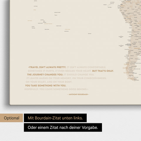 Weltkarte in Gold mit eingedrucktem Zitat von Anthony Bourdain, das bei einer Personalisierung gegen ein beliebiges anderes Zitat ersetzt werden kann