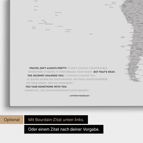 Weltkarte in Hellgrau mit eingedrucktem Zitat von Anthony Bourdain, das bei einer Personalisierung gegen ein beliebiges anderes Zitat ersetzt werden kann
