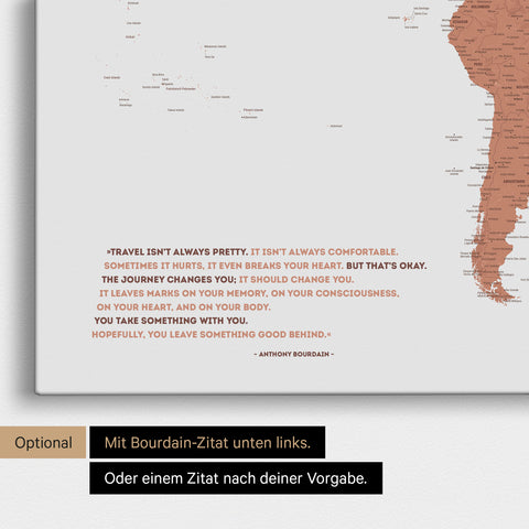 Weltkarte in Kupfer mit eingedrucktem Zitat von Anthony Bourdain, das bei einer Personalisierung gegen ein beliebiges anderes Zitat ersetzt werden kann