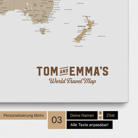 Personalisierung einer Weltkarte Pinnwand in Multicolor Beige mit einem Logo im Vintage-Look, bei dem die Namen und die Unterzeile „World Travel Map“ geändert werden kann