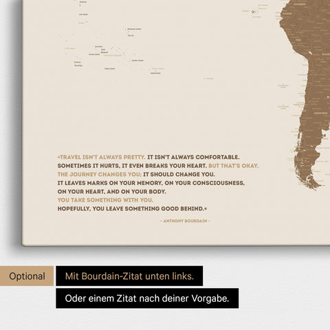 Weltkarte in Multicolor Braun mit eingedrucktem Zitat von Anthony Bourdain, das bei einer Personalisierung gegen ein beliebiges anderes Zitat ersetzt werden kann